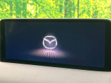 【10.25インチマツダコネクト】車内の雰囲気にマッチした大型ディスプレイ。スマホ接続でのナビ使用やBluetooth再生等、様々な機能が楽しめます。直感的なダイヤル操作が可能で、使い勝手も良好です。