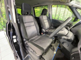 運転席まわりには十分なスペースがあり、大柄な方でもゆったり運転していただける環境です。