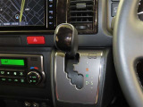 誤操作の少ないゲート式シフトレバーを装備しております。