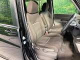運転席シート廻りは使用感も少なく、良好な状態となっています。前オーナー様が丁寧に使っていたことがよくわかりますね。