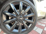 ●純正17インチアルミホイール:輸入車ならではの卓越した走りを支えるホイールと足回りです!日本車の走りに慣れている方にもぜひ体感して頂きたいほど、高いレベルでまとまっています!
