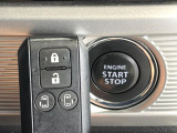 【キーレススタートシステム】カバンやポケットに入れたままでもドアの施錠・解錠が可能なスマートキーを装備。エンジンのオン・オフ時もカギを取り出す必要が無いからとっても便利です♪
