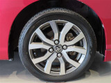純正のアルミホイール装着車です。タイヤサイズは175/55R15です。
