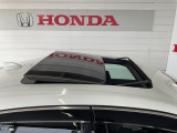電動パノラミックサンルーフ装着車です。チルトアップ機構付きで、スモークドガラス(UVカット機能付きプライバシーガラス)仕様です
