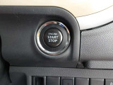 ボタン1つでエンジン始動!プッシュスタート機能がついています。更にカギを持っていればドアのロック開閉が出来るキーフリーシステムも付いています。1度使うとやめられない便利な機能ですよ。