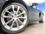 ●19インチボクスターSデザインアルミホイール:輸入車ならではの卓越した走りを支えるホイールと足回りです!日本車の走りに慣れている方にもぜひ体感して頂きたいほど、高いレベルでまとまっています!