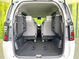 ラゲッジルームは、大容量のスペースを確保。普段のお買い物からレジャーまで、幅広く活躍してくれます!また、リアシートを倒すことでバリエーション豊かにお使いいただけます。