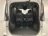 3列目シートは跳ね上げ式で折りたたみ可能です。キャンプ用品など大きな荷物もばっちり収納可能です。
