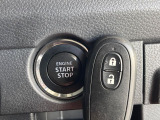 【キーレススタートシステム】カバンやポケットに入れたままでもドアの施錠・解錠が可能なスマートキーを装備。エンジンのオン・オフ時もカギを取り出す必要が無いからとっても便利です♪