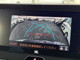 【バックモニター】後方の障害物や歩行者を確認できるバックモニター。狭い駐車場や混雑した場所でも安心して車を操作できます。
