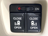 【両側パワースライドドア】スマートキーや運転席のスイッチで後席両側スライドドアの開閉が可能♪電動だから力を入れてドアを開ける必要が無く、小さなお子様でも簡単に開け閉めでき快適です♪