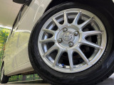 外観にマッチしたアルミホイールを装着しております。各種アルミホイールや、スタッドレスタイヤも取扱いしております。是非ご相談ください♪