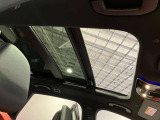 パノラミックルーフで明るい車内と開放感あるドライブをお楽しみいただけます。