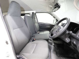 ゆったり室内で運転もしやすいです♪使い勝手の良い配置も考えられています!!