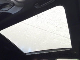 【ガラスルーフ】ガラスルーフ搭載で車内の解放感が一気にアップ!開放的なドライブをお楽しみいただけます。