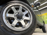 【16インチアルミホイール】外観にマッチしたアルミホイールを装着しております。各種アルミホイールや、スタッドレスタイヤも取扱いしております。是非ご相談ください♪