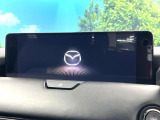 【12.3インチマツダコネクト】車内の雰囲気にマッチした大型ディスプレイ。スマホ接続でのナビ使用やBluetooth再生等、様々な機能が楽しめます。直感的なダイヤル操作が可能で、使い勝手も良好です。