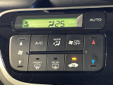 【オートエアコン】一度お好みの温度に設定すれば、車内の温度を検知し風量や温度を自動で調整。暑い&hellip;寒い&hellip;と何度もスイッチ操作をする必要はありません。快適な車内空間には必須の機能ですね♪