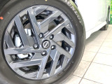 【純正アルミホイール】外観にマッチした純正アルミホイールを装着しております。各種社外アルミホイールや、スタッドレスタイヤも取扱いしております。是非ご相談ください♪