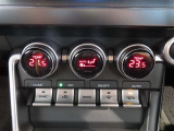 左右独立温度コントロールフルオートエアコンです。運転席、助手席それぞれで独立して温度設定ができます。冷え性の方が乗っても安心ですね♪