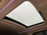 【サンルーフ】開放感たっぷりの希少装備、サンルーフが装着されています!車内に明かりを取り入れたり景色を楽しむ以外にも、車内の空気も簡単に換気できて快適です!