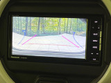 【バックカメラ】駐車時に後方がリアルタイム映像で確認できます。大型商業施設や立体駐車場での駐車時や、夜間のバック時に大活躍!運転スキルに関わらず、今や必須となった装備のひとつです!