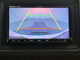 バックでの車庫入れも安心です! リアカメラが付いているバックモニター付のナビを装備しております。操作線もついており距離感も画面から確認できます。