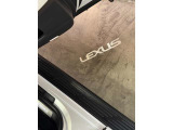 レクサスロゴ入りカーテシライト(ドアの開閉時に点灯します)