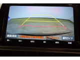 バックモニター付き。車両後方の映像が画面に表示されるので、車庫入れが苦手な人も安心です。ただし、目視確認もお忘れなくお願いいたします。