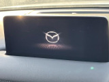 【8.8インチマツダコネクト】車内の雰囲気にマッチした大型のディスプレイ。スマホ接続でのナビ使用やBluetooth再生等、様々な機能が楽しめます。直感的なダイヤル操作が可能で、使い勝手も良好です。