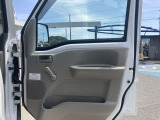 運転席ドア内側です。ドリンクホルダーが付いています