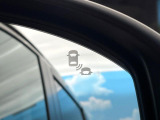 【ブラインドスポットインフォメーション】走行中、ドアミラーの死角になりやすい箇所に後続車が接近するとサイドミラー付近に警告を表示、ドライバーに注意喚起をしてくれます。