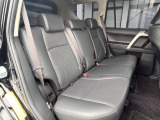 後部座席も気になるようなキズ・汚れやへたり等、大きなダメージはなく、良好な状態です。