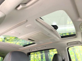【サンルーフ】開放感たっぷりの希少装備、サンルーフが装着されています!車内に明かりを取り入れたり景色を楽しむ以外にも、車内の空気も簡単に換気できて快適です!