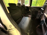 後部座席も気になるようなキズ・汚れやへたり等、大きなダメージはなく、良好な状態です。