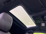 【サンルーフ】開放感たっぷりの希少装備、サンルーフが装着されています!車内に明かりを取り入れたり景色を楽しむ以外にも、車内の空気も簡単に換気できて快適です!