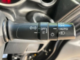 【オートライト】周りの明るさに応じて自動でヘッドライトの点灯・消灯ができる機能です!ライトの付け忘れ・消し忘れなどが無くなり、雨の日や夕方の走行も安心!トンネル通過時も便利ですね♪