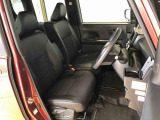 運転席の座面高さを調整できるシートリフターが付いています。フロントシートはベンチシートを採用で、座面も広く使い勝手もいいですよ♪