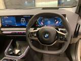【ハンドル】ドライバーとBMW車の一体感がダイレクトに伝わるステアリングホイール。形状・太さへの拘りに加えて、操作性を高める為にスイッチ類も配置。クイックかつ安定のドライビングを体感下さい!