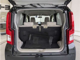 とても広々、大きな開口部の荷室スペースですね。 開口部広々だから、大きな荷物も楽々収納出来ちゃいますね。 荷物スペースは広いほうがいいですよね。