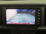 車両後方の映像を映すバックモニター。進路を確認しながら安全に車庫入れできます。