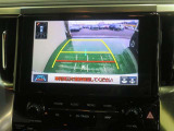 車両後方の映像を映すバックモニター。進路を確認しながら安全に車庫入れできます。