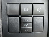 オートライトスイッチ、ラウンジ照明調光スイッチ、ヘッドランプクリーナースイッチが装備。