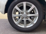 純正アルミホイールです。足元が引き立つので、車全体のイメージがアップしますよ