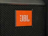 【JBLサウンドシステム】メーカーオプションの高品位サウンドシステムを搭載。専用のチューニングが施された大小様々なスピーカーから良質なサウンドが奏でられ、臨場感あふれる音響空間を演出します。