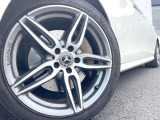 ●純正19インチアルミホイール:輸入車ならではの卓越した走りを支えるホイールと足回りです!日本車の走りに慣れている方にもぜひ体感して頂きたいほど、高いレベルでまとまっています!