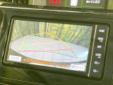 【バックカメラ】駐車時に後方がリアルタイム映像で確認できます。大型商業施設や立体駐車場での駐車時や、夜間のバック時に大活躍!運転スキルに関わらず、今や必須となった装備のひとつです!