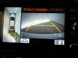 パノラミックビューモニターを装備。クルマを真上から見るように周囲を確認できます。
