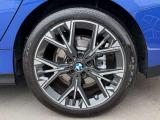 BMWの純正アロイホイールは軽量かつ強度にも優れているホイールで走行性能を引き上げる設計になっております。足元にもBMWは妥協がなくこだわっている個所になります。