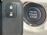 【キーレススタートシステム】カバンやポケットに入れたままでもドアの施錠・解錠が可能なスマートキーを装備。エンジンのオン・オフ時もカギを取り出す必要が無いからとっても便利です♪